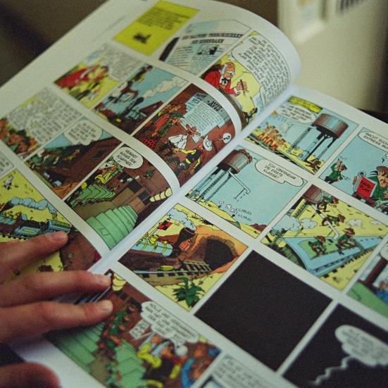 Barn læser i tegneserie