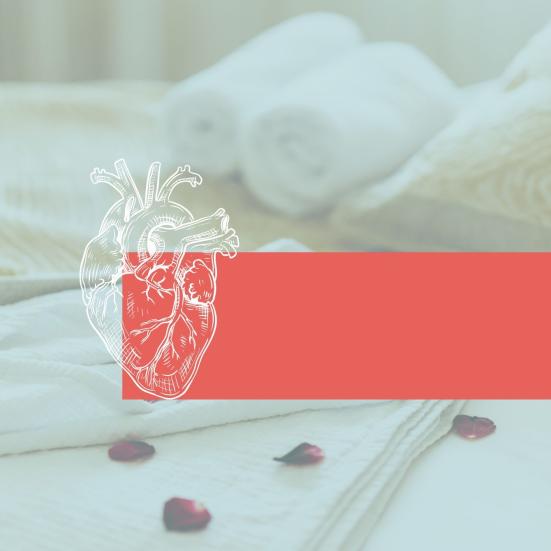 Hotelopredning med rosenblade og hjerte