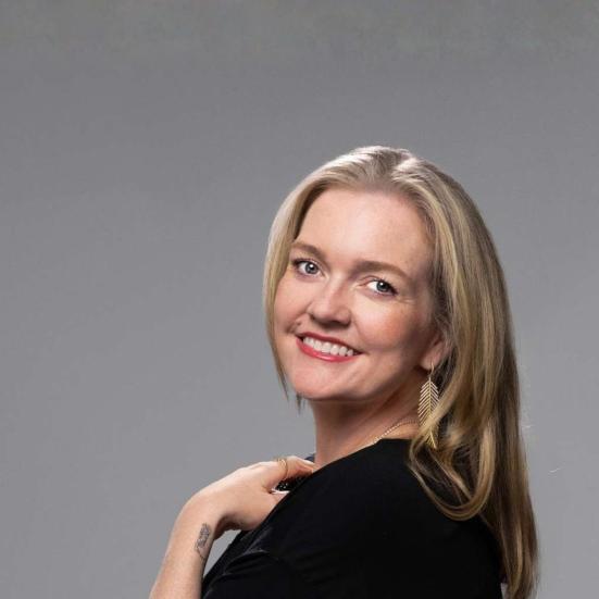 Forfætterportræt af Colleen Hoover