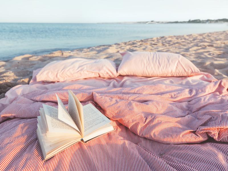 En bog på en strand