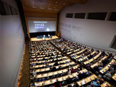 Foredrag i auditorium fyldt med tilhørere