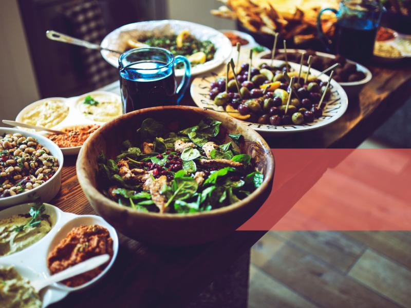 Et bord fyldt med retter med bælgfrugter i fokus.