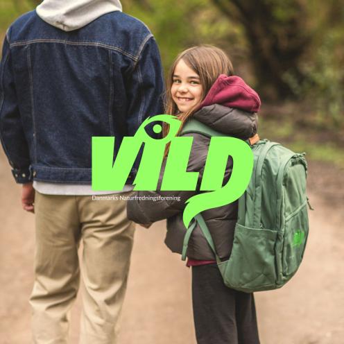 pige med grejtaske på ryggen