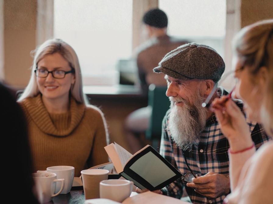 Mennesker, der taler sammen om en bog