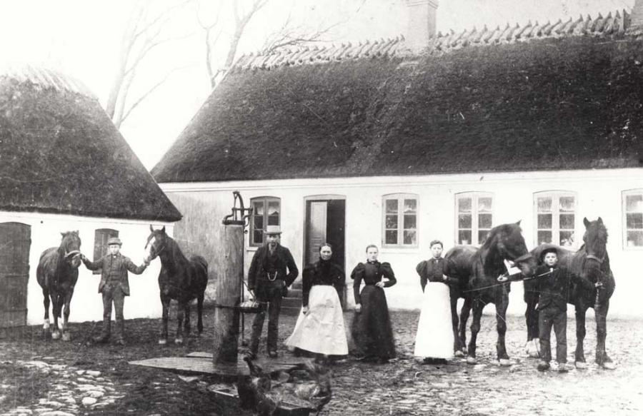  Lundemosegård i Herrestrup anno 1900 Sort hvidt postkort. Folk og heste.