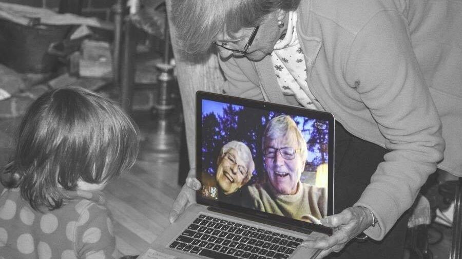 Videosamtale på bærbar computer mellem barn og ældre par