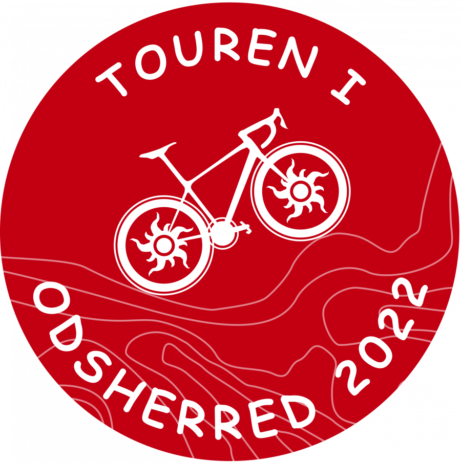 Rundt rødt logo med en cykel i midten og teksten "Touren i Odsherred 2022"