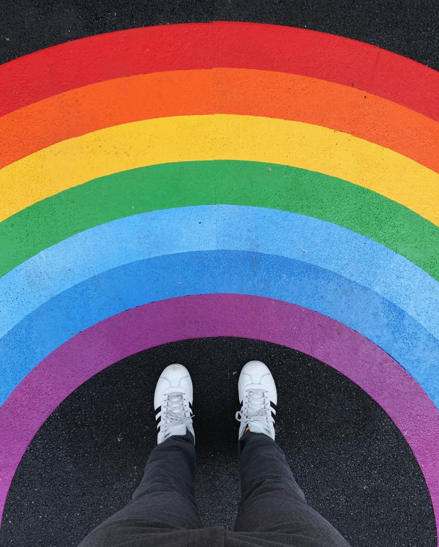 to fødder foran en regnbue på fortovet