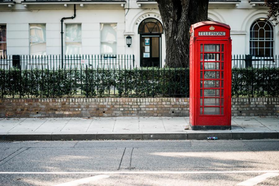 En gade i England med en rød telefonboks