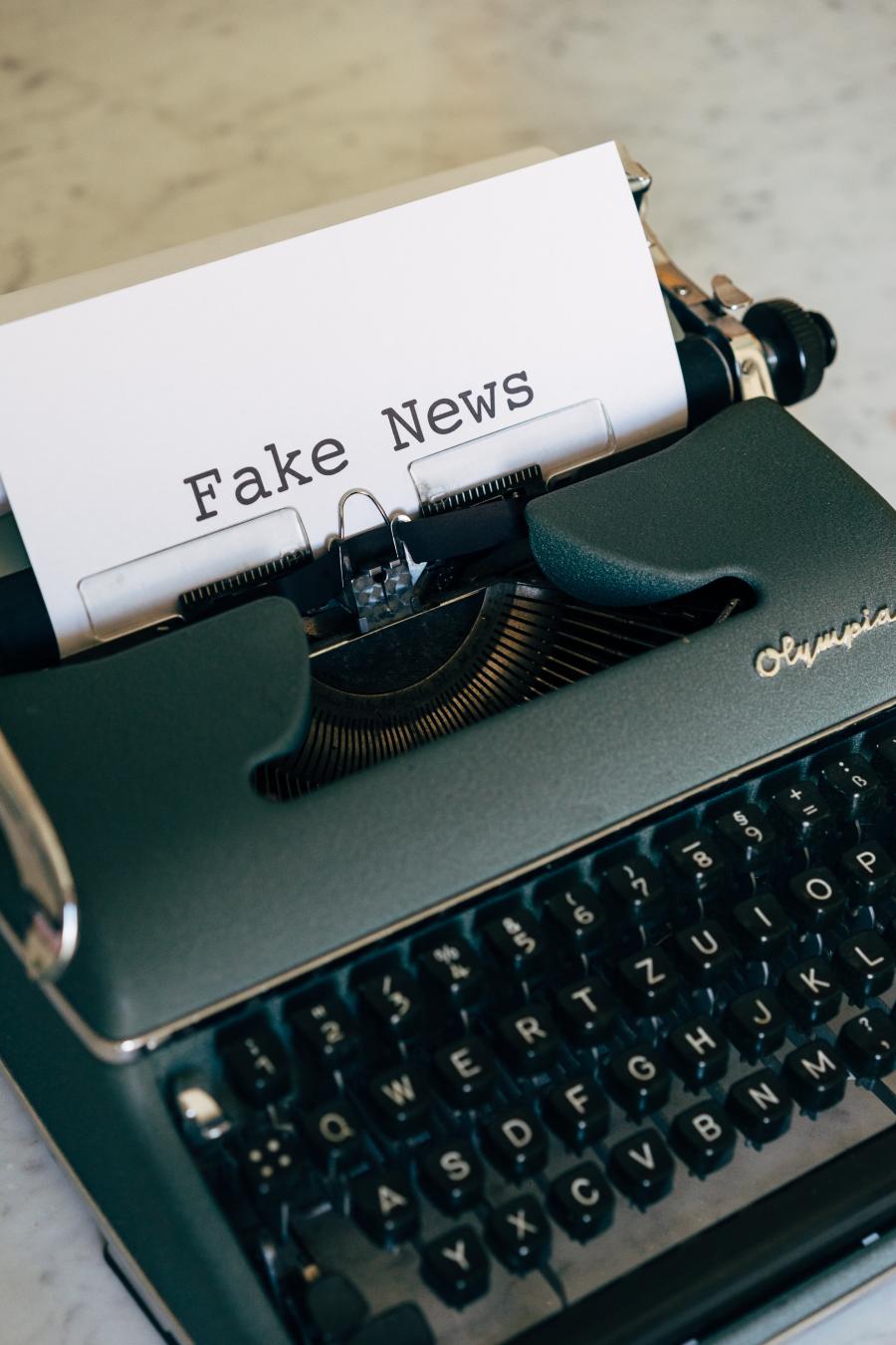 Skrivemaskine med papir med teksten "Fake News"