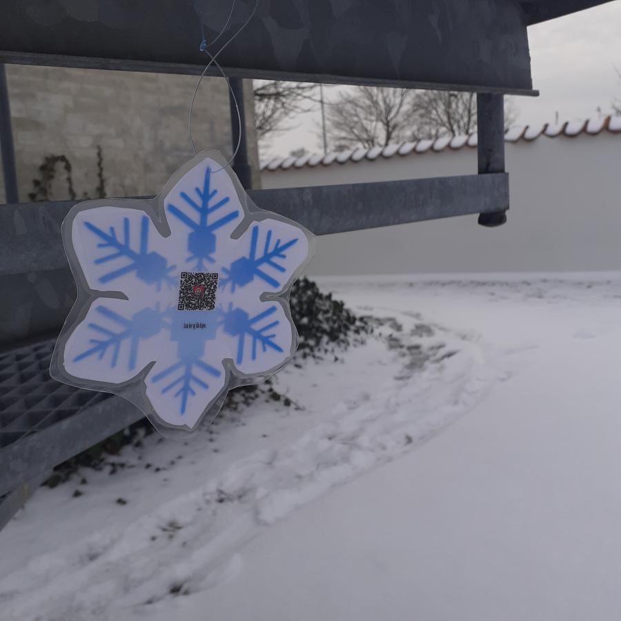 Et lamineret snefnug der hænger udenfor biblioteket i Nykøbing